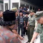 Dandim 0817 Gresik Letkol (Kav) Widodo Pujianto beserta jajaran saat ikut meninjau Pasar Baru. foto: syuhud/ bangsaonline 