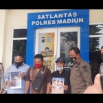 Mulyadi saat rilis pers di halaman Polres Madiun, Senin (30/11).