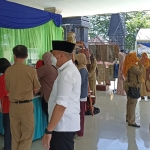 Para ASN Pemkab Blitar saat meninjau stan yang menjual produk-produk UMKM di Bazar Ramadan.