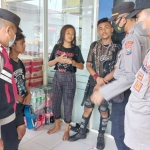 Unit Patroli Samapta Polsek Pacet tampak memberikan pembinaan dan penyuluhan kepada anak-anak punk di kawasan pertokoan Pandanarum, Jumat (27/05/2022). 