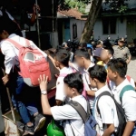 Para siswa yang terjaring razia Satpol PP, Senin (5/6/2017). foto: RONY S/ BANGSAONLINE