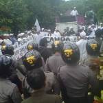 Massa Jamiyah Tajul Musllim mendemo kantor Kejati Jatim. foto: Nur Faishal/Bangsa Online