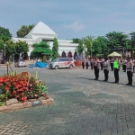 Wakapolres Pasuruan, Kompol Muhammad Harris saat memimpin apel di halaman Mapolres Pasuruan.