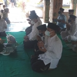 Ritual tabur bunga (nyekar) ke makam para pendiri Kota Madiun, Kamis (12/8/2021). (foto: ist)