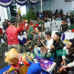 Panitia nobar di halaman Grahamedia Jombang saat memberikan doorprize kepada penonton. foto: RONY S/ BANGSAONLINE 
