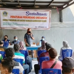 Nurhudi saat sosialisasi perundangan tahap III di Pendopo Balai Desa Jogodalu, Kecamatan Benjeng, Sabtu (17/7/2021). foto: SYUHUD/ BANGSAONLINE