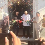 Pengguntingan pita Grand Opening Coffee Toffee kerja sama dengan Holycow.