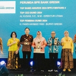 Wabup Gresik Aminatun Habibah (tengah) bersama Dirut BPR Bank Gresik Al Kusani (empat dari kanan) saat menerima penghargaan. Foto: Ist.