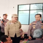 Pihak Polres dan Dinsos P3A Sumenep saat mengunjungi penumpang yang terlantar di Pelabuhan Kalianget.