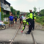 Petugas saat melakukan olah TKP di perlintasan kereta Desa Sumokali, Candi, Sidoarjo.