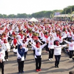 Senam massal bersama di sela kegiatan jalan sehat di Makodam V dalam rangka menyambut peringatan Hari Ibu, 22 Desember 2019.