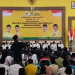 Pimpinan DPD Partai Golkar Kabupaten Kediri dan kader Golkar saat menggelar doa bersama yang dilanjutkan dengan santunan anak yatim. Foto: Muji Harjita/BANGSAONLINE