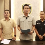 Kasat Reskrim Polres Gresik, AKP Abid Uais Al-Qarni Azis (tengah) saat memberikan keterangan pers. foto: ist.
