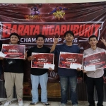 Sekretaris DPC PDIP Gresik Toriqi Fajerin (kiri) didampingi Imam Munawar (kanan) bersama para pemenang Barata Ngabuburit E-Sport Championship 2026. Foto: Ist.