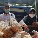 Petugas dinkes saat sedang sidak makanan dan minuman di pasar. (foto: ist)