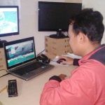 Staff BPBD Pacitan, terus melakukan monitoring gempa.
