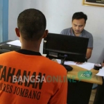 Pelaku saat dimintai keterangan petugas, Jumat (2/12). foto: ROMZA/ BANGSAONLINE
