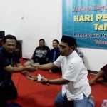 Ketua RPS, Khoirul Huda memberikan potongan tumpeng kepada Kabag Humas dan Protokol Pemkab Tuban, Agus Wijaya. foto: SUWANDI/ BANGSAONLINE