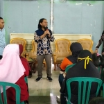 Khusnul Arif (pegang mik) dan Nurhadi (kanan) saat sosialisasi pengawasan pangan kepada pelaku UMKM di Ngadiluwih, Kediri. Foto: Ist.