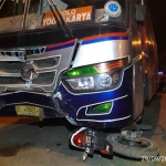 Kondisi bus Sugeng Rahayu usai menabrak dua motor. foto: ZAINAL ABIDIN/ BANGSAONLINE