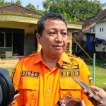 Kalaksa BPBD Kabupaten Kediri, Stefanus Djoko Sukrisno, saat memberi keterangan kepada wartawan. Foto: MUJI HARJITA/ BANGSAONLINE