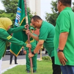 Pelepasan Kontingen Jatim ini ditandai dengan penyerahan lambang Jer Basuki Mawa Beya dari Gubernur Jatim Khofifah kepada Ketua KONI Jatim. 