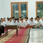 Prof. Dr. KH. Asep Saifuddin Chalim, M.A. saat memberikan ceramah agama di depan para santri di Dayah Mahyal Ulum Al-Aziziyah, Sibreh, Aceh Besar, yang diasuh Tengku (Tgk) Haji Faisal Ali, yang tak lain Ketua PWNU Aceh, Senin (29/11/2021). Foto: M Mas
