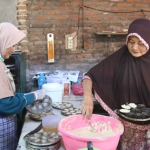 Bu Siru saat membuat adonan bolu dibantu karyawannya.