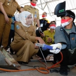 Gubernur Jawa Timur, Khofifah Indar Parawansa saat meninjau praktikum di SMK yang sudah menerapkan KBM tatap muka terbatas.