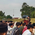 Para Jamaah Muhammadiyah saat melaksanakan salat Idul Fitri di Lapangan sepak bola Durikulon.
