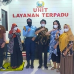 Seto Mulyadi atau yang akrab disapa Kak Seto saat mengunjungi warga binaan Rutan Perempuan Surabaya yang baru saja melahirkan.