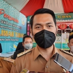 Bupati Tuban, Aditya Halindra Faridzky saat meninjau vaksinasi serentak Pesantren dan Rumah Ibadah di Ponpes Modern Muslimah Tuban (Mutu), Selasa (7/9/2021).