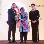 Wali Kota Risma saat menerima penghargaan internasional WEA di Singapura.