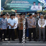 Bupati Pamekasan, Kholilurahman (pegang bendera) saat akan melepas keberangkatan jemaah haji