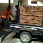 DIAMANKAN. Anggota Polres Bojonegoro kembali berhasil mengamankan 8.000 liter BBM ilegal. Tampak petugas sedang memindah BBM ilegal tersebut. foto: eky nurhadi/BANGSAONLINE