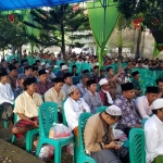 Paslon Farid-Sudarmawan disambut sekitar 700 orang di Desa Rosep, Kecamatan Blega. Tepatnya di rumah tokoh masyarakat yakni KH Makhrus Ali Zen Al Amiry.