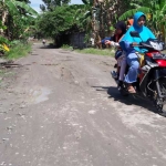 Jalan yang menghubungkan perumahan Bunder Asri Desa Kembangan dan Desa Kedanyang Kecamatan Kebomas membutuhkan perbaikan karena rusak parah. foto: SYUHUD/ BANGSAONLINE