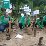 Para pimpinan perusahaan dan masyarakat saat melakukan penanaman mangrove. foto: SUWANDI/ BANGSAONLINE