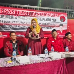 Kandidat bacawabup dari PDIP Gresik Anis Ambiyo Putri bersama pengurus DPC PDIP saat sosialisasi. foto: ist.