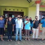 Jajaran Polres Jombang foto bersama mahasiswa Papua usai bersih-bersih asrama.