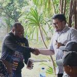 Bupati Kediri, Hanindhito Himawan Pramana (kanan), saat menyalami Gembul usai menyerahkan hadiah sebuah smartphone. Foto: Ist