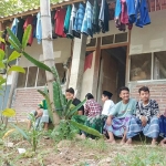 Santri Putra Ponpes Hasan Munadi sedang duduk-duduk di depan kamar usai pembelajaran Tahfidz Quran.