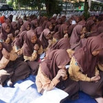 Ribuan siswa saat menggelar doa bersama di Masjid Ulul Albab di Pondok Pesantren (Ponpes) Tebuireng. foto: RONY S/ BANGSAONLINE