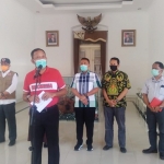 Bupati Ponorogo Ipong Muchlissoni sebut jumlah pasien positif corona bertambah 1 orang, dan total menjadi 6 orang.