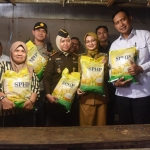 Wali Kota Kediri, Vinanda Prameswati bersama Direktur Utama Perum Bulog Ahmad Rizal saat melakukan inspeksi mendadak di Pasar Setono Betek. (Ist)