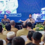 (Dari kanan panggung) Sekda Gresik Achmad Washil MT, Bupati Fandi Akhmad Yani dan Wabup Asluchul Alif saat pertemuan dengan kepala desa. FOTO: ist.