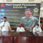 Ketua Fraksi PKB DPRD Gresik, Moh. Abdul Qodir saat sosialisasi BLT DD dan BLT JPS Covid-19 kepada warga, Minggu (10/5). (foto: ist)