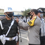 Kapolres Kediri AKBP Lukman Cahyono saat menyematkan tanda kepada petugas gabungan. (foto: ist)