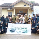 Mahasiswa KKN IKHAC Mojokerto usai mengedukasi petani soal kompos organik.