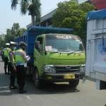 MELANGGAR: Sejumlah dumptruk terjaring Operasi Zebra 2015 karena melewati kawasan kota Ngawi. foto: zainal abidin/BANGSAONLINE